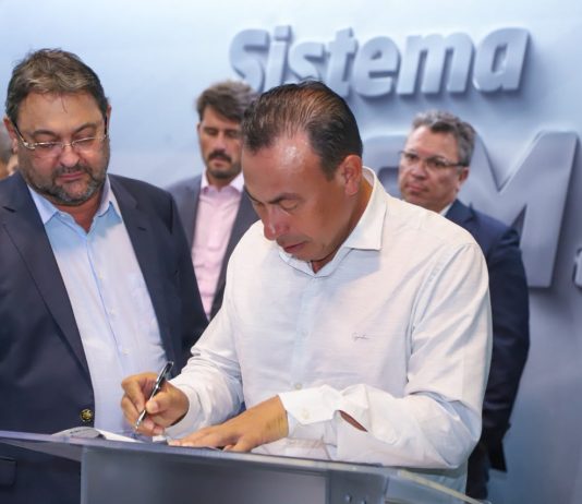 Malaquias assina na FIEMS protocolo visando ampliar uso da energia solar com 20% de desconto na conta