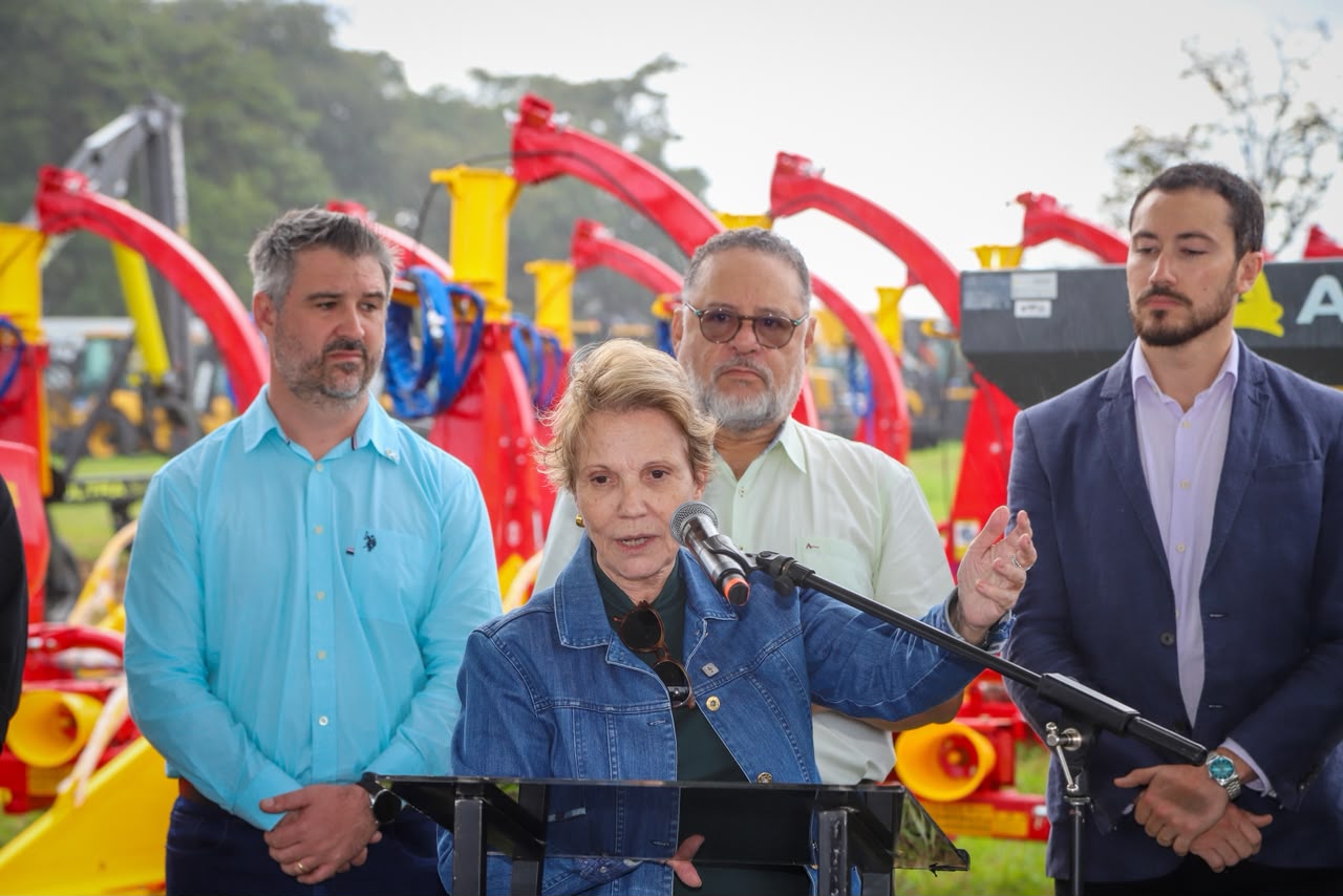 Prefeito Malaquias conquista mais um trator para atender a agricultura familiar de Japorã Prefeito Malaquias conquista mais um trator para atender a agricultura familiar de Japorã
