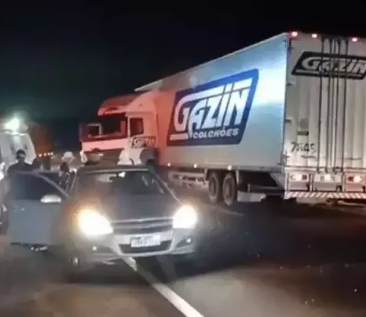 Colisão entre ambulância, carreta e carro deixa 12 feridos na BR-163