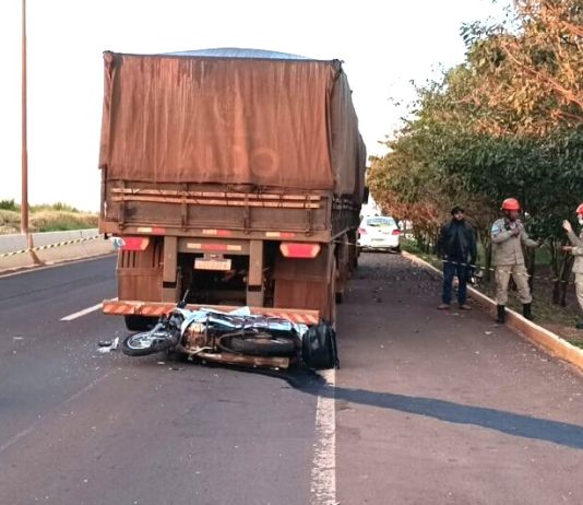 TRAGÉDIA: motociclista morre após bater em carreta parada na pista na MS-156