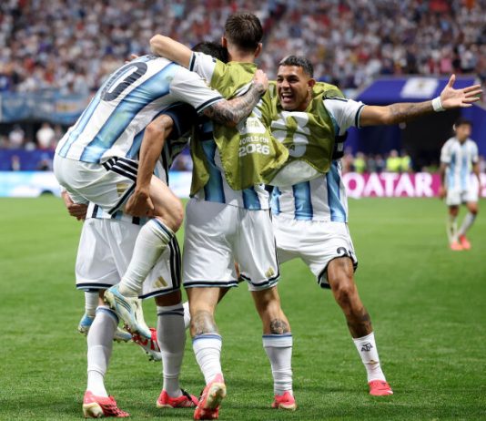 Argentina vence o Egito com virada histórica e vai às quartas de final