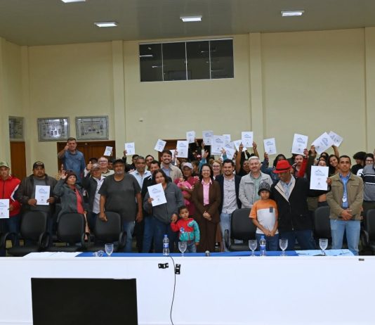 ITAQUIRAÍ: Prefeitura entrega termos de doação dos lotes a famílias beneficiadas pelo Projeto Substituição de Moradia Precária