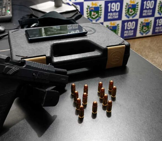 Homem é preso após apontar arma a clientes em restaurante
