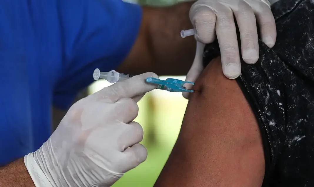 movimentacao_de_idosos_no_posto_da_612_sul_para_vacinacao_contra_influenza2403209966