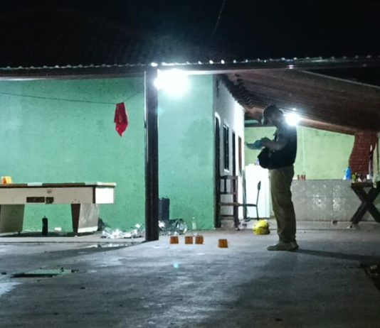 Dupla chega em festa atirando e atentado deixa um morto e dois feridos em Dourados