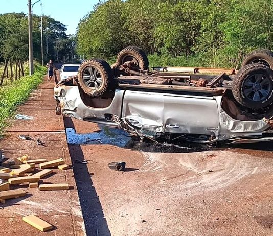 Motorista tenta fuga mas, capota caminhonete carregada com maconha na Via Parque