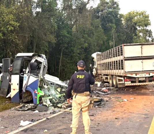 TRAGÉDIA: Colisão entre micro-ônibus da Saúde e carreta deixa 23 mortos no Paraná