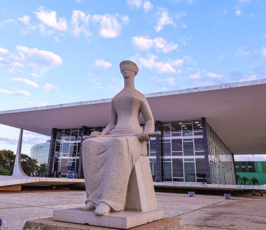 Juiz acusa que ‘STJ de Minas, STF e Moraes são corruptos’ após ser flagrado bebendo vinho e fumando em audiência