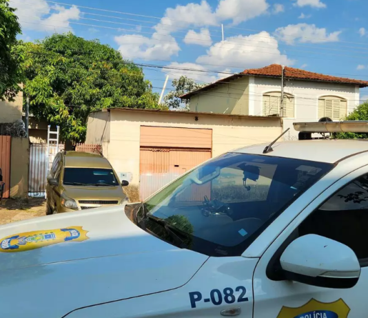 Suspeita de feminicídio: mãe encontra filha morta com sinais de esganadura