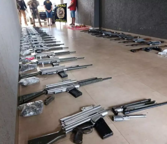 Arsenal com 30 fuzis para abastecer favelas do Brasil é apreendido no Paraguai