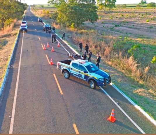 Dois homens trocam tiros com a polícia e acabam mortos em rodovia