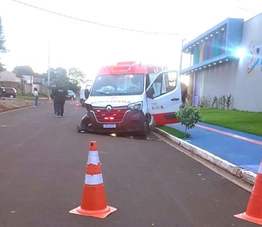 Viatura do Samu bate em veículo com quatro pessoas na esquina de uma escola