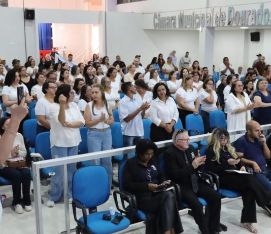 Após efetivar 138 agentes de saúde, prefeito recebe reconhecimento em sessão da Câmara