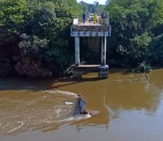 Ponte desmorona no Pantanal, caminhão cai em rio e uma pessoa morre