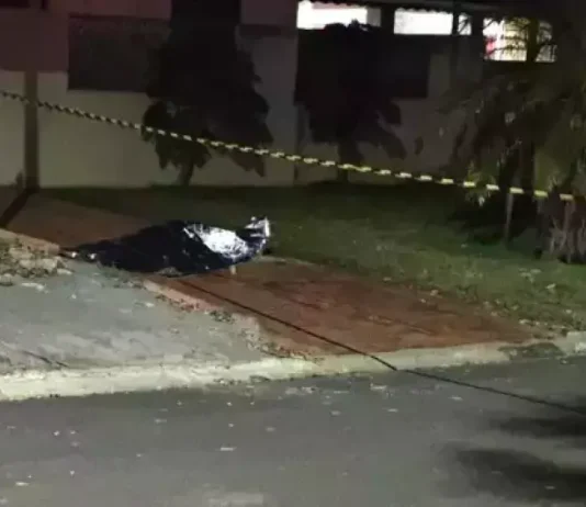 Suspeito de matar companheira na frente de duas crianças se entrega à polícia