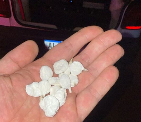 Homem tenta fugir da Guarda e é preso com papelotes de cocaína