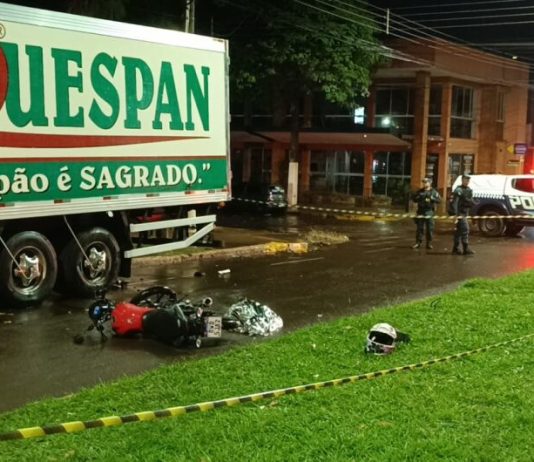 Jovem morre ao colidir na traseira de caminhão estacionado