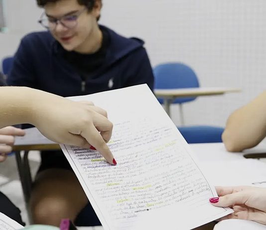 ENCCEJA 2026: alunos já podem consultar cartilha de redação