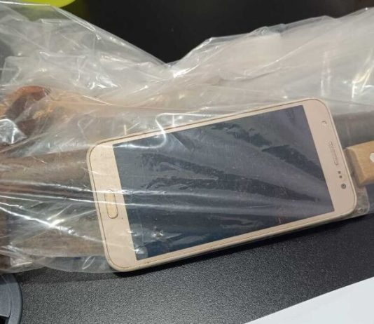 Homem provoca acidente, persegue companheira e a agride com martelada
