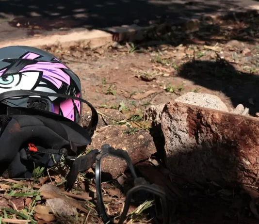 Motociclista morre ao ser atingido por carro e lançado a 20 metros em avenida de Campo Grande
