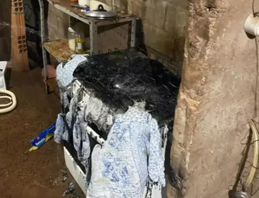 Homem é preso após incendiar casa e perseguir mulher com faca