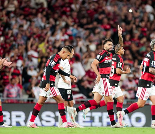 Flamengo luta até o fim, vence o Corinthians e reassume a liderança do Brasileirão