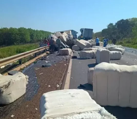 Colisão frontal deixa 2 motoristas mortos; eles dirigiam as carretas na BR-158