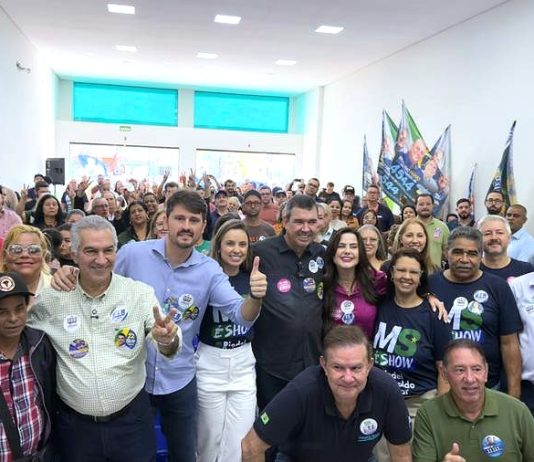 Riedel, Reinaldo e Capitão Contar são recebidos por uma multidão em Itaquiraí durante agenda de campanha