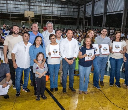 NAVIRAÍ: Prefeitura entrega títulos de propriedade a moradores e inicia regularização fundiária