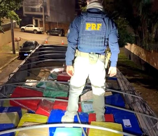 PRF apreende quase 7 toneladas de maconha em carreta no Paraná