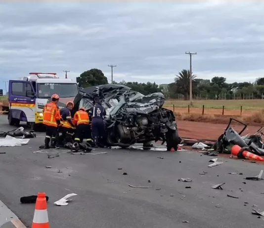 Colisão frontal entre carreta e caminhonete mata homem e duas adolescentes