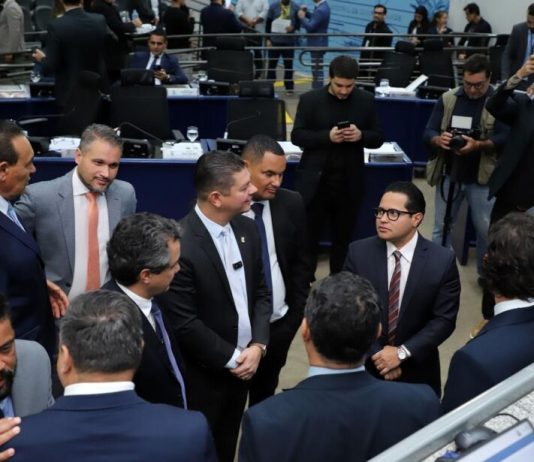 Vereadores derrubam 13 vetos da prefeita Adriana e mantém concursos emendas na LDO 2027