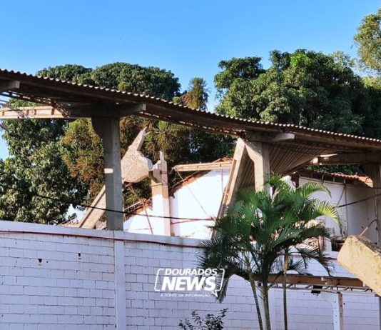 Estrutura parcial de teto de agroindústria desaba e atinge seis funcionários