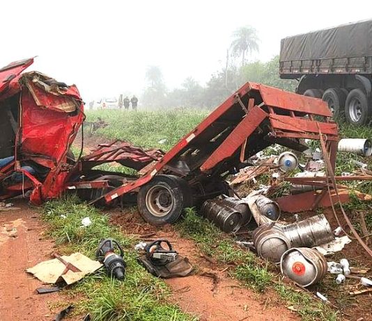 Grave acidente mata uma pessoa e deixa outra ferida. Carreta e caminhão se chocam na MS-157