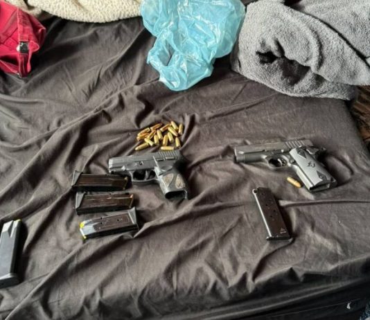 Armas, munições e cigarros contrabandeados são apreendidos em conveniências