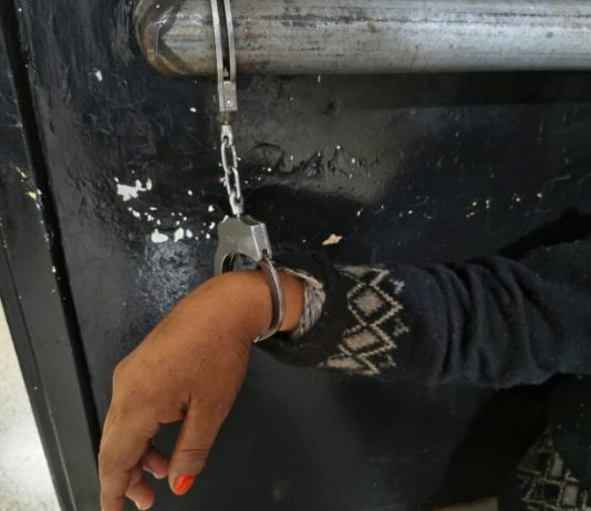 Mulher esfaqueia homem após discussão e acaba presa pela polícia