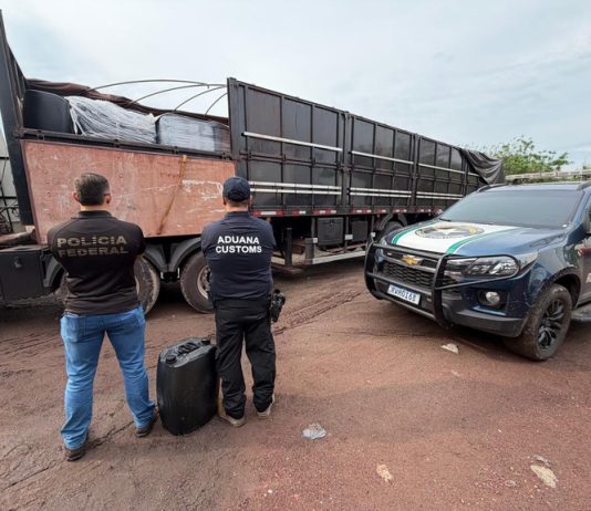 PF e RFB apreendem 17 mil litros de produto químico que refina a cocaína