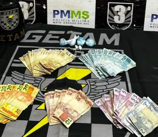 Mulher tenta escapar, mas é presa com cocaína e R$ 5,1 mil em espécie